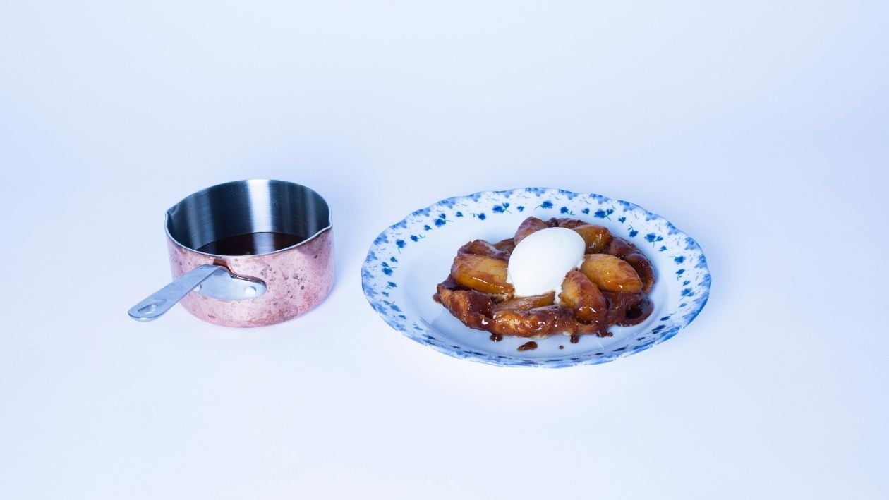 Tarte Tatin, vanilje semifreddo og eddiksaltet karamell – - Oppskrift
