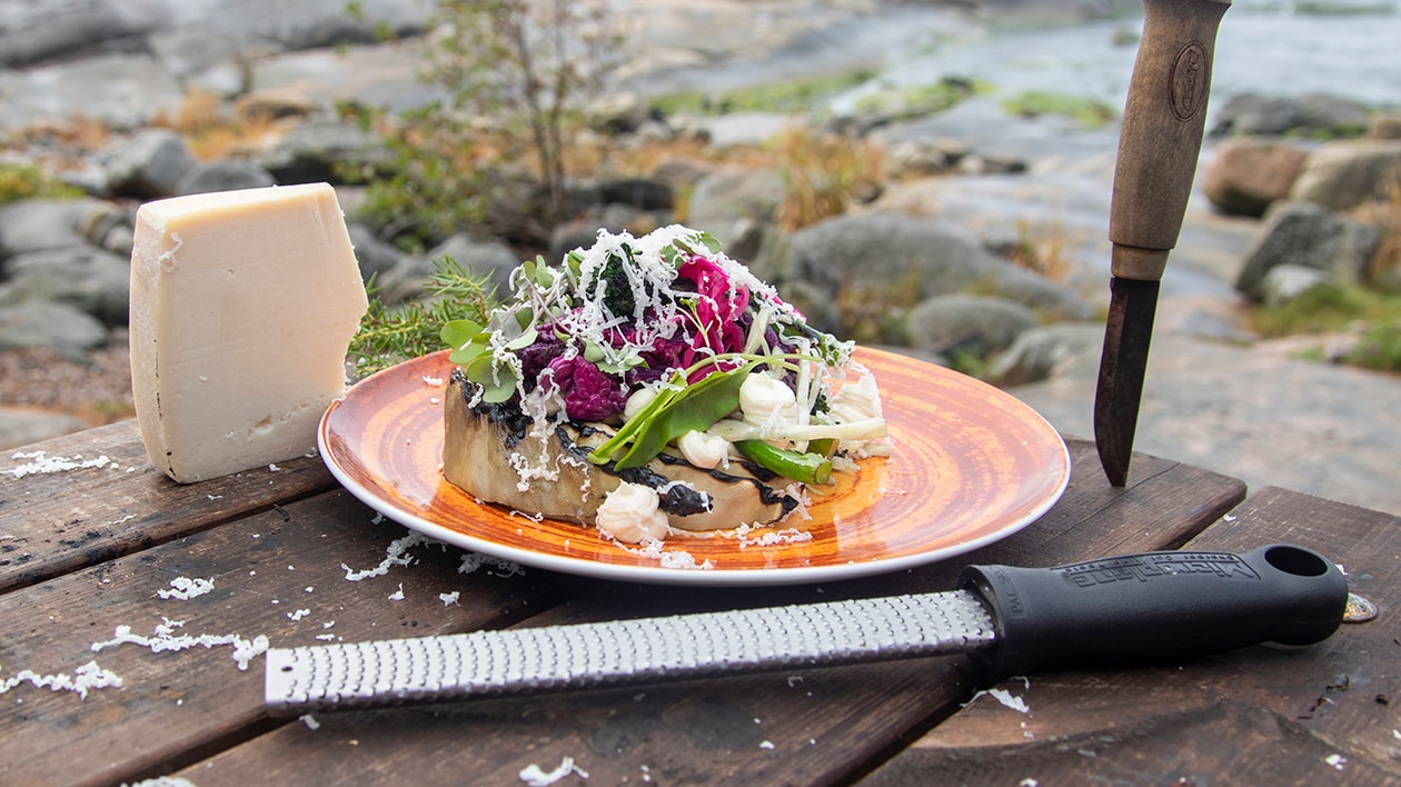 Salat stekt over åpen ild og krem av gruyère-ost – - Oppskrift