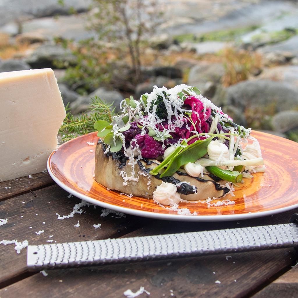 Salat stekt over åpen ild og krem av gruyère-ost