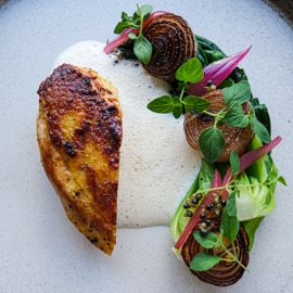 Sitrusstekt kyllingbryst med pak choi, løk og kyllingsaus med hvitløk Sitrusstekt kyllingbryst med pak choi, løk og kyllingsaus med hvitløk