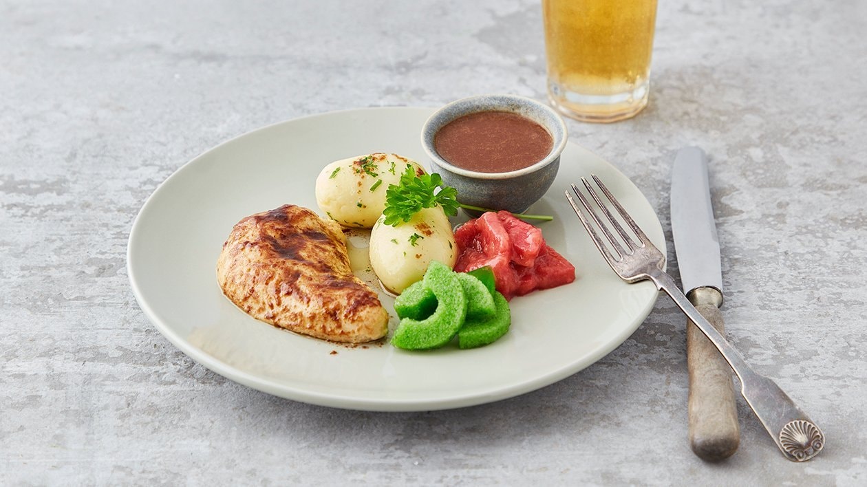 Stekt kyllingbryst med poteter, brun saus, agurksalat og rabarbrakompott – Oppskrift Stekt kyllingbryst med poteter, brun saus, agurksalat og rabarbrakompott – Oppskrift