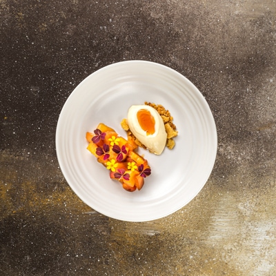 Norske epler i eplekaramell med søtsyltet eple og calvadosiskrem