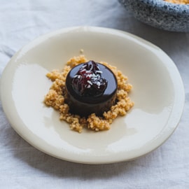 Melkesjokolademousse med kirsebærkompott og kryddersmuler