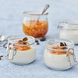 Panna cotta, tonkabønner og rårørte tindved Panna cotta, tonkabønner og rårørte tindved