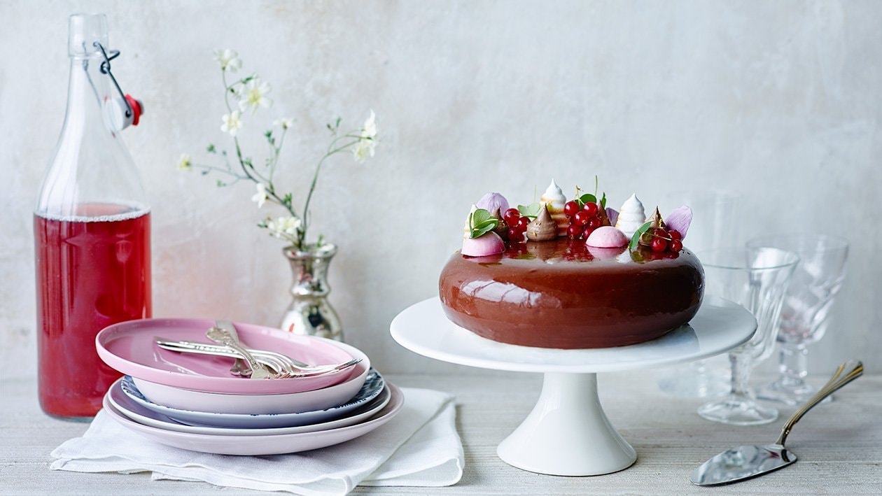Solbær-, sitron-, hasselnøtt- og melkesjokoladekake – Oppskrift