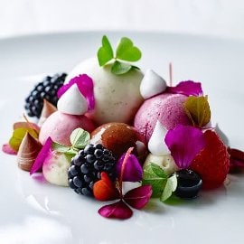 Vanilje-, sitron-, bjørnebær-, bringebær- og melkesjokoladedessert Vanilje-, sitron-, bjørnebær-, bringebær- og melkesjokoladedessert