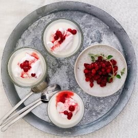 Vaniljepudding med bringebær og tyttebærmousse Vaniljepudding med bringebær og tyttebærmousse