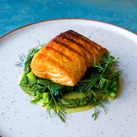 Grillet laks med asparges og citrushollandaise Grillet laks med asparges og citrushollandaise