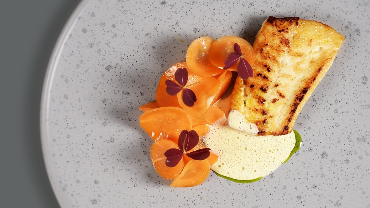 Piggvar med gulrot, hyllebomst og hummerblanquette – Oppskrift Piggvar med gulrot, hyllebomst og hummerblanquette – Oppskrift