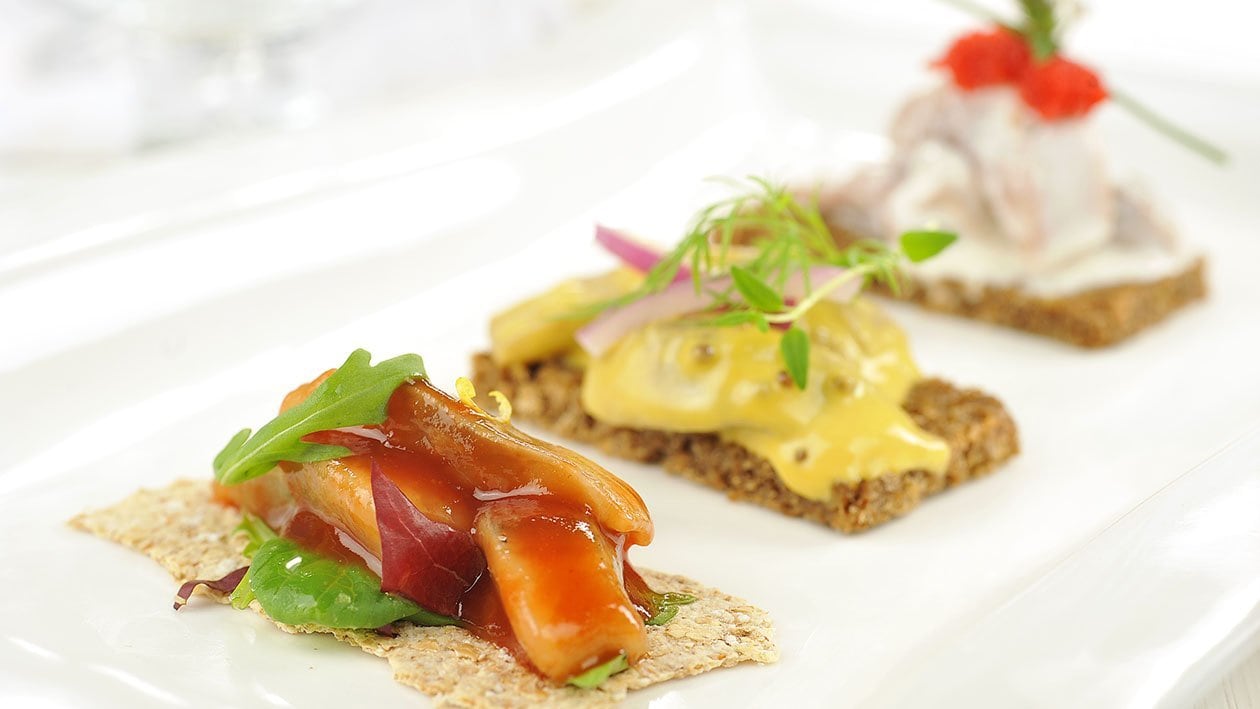 Sildetallerken med tomatsild, rømmesild og sennepsild – - Oppskrift