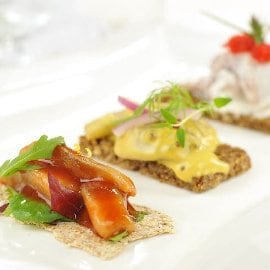 Sildetallerken med tomatsild, rømmesild og sennepsild Sildetallerken med tomatsild, rømmesild og sennepsild