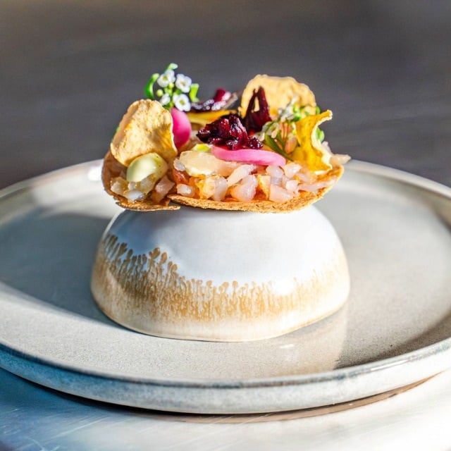 Flatbrød, tørket kamskjell, røkt gjedde og syltede beter