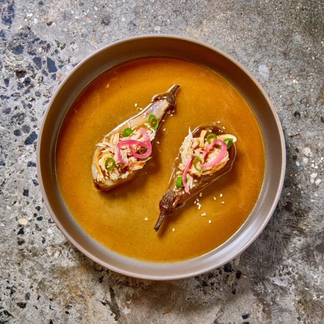 Grillede auberginer fylt med kylling-miso Escabeche