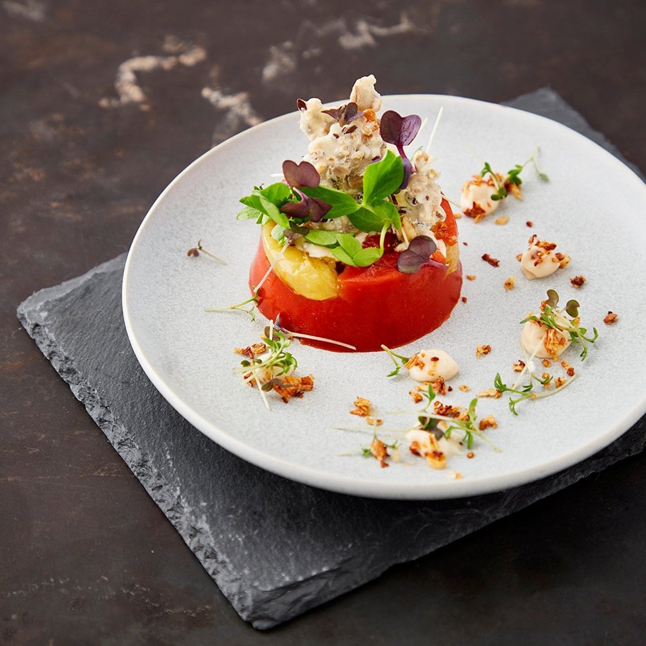 Frøkjeks med langtidsbaktetomateri tomatgelé og vegansk løkmajones