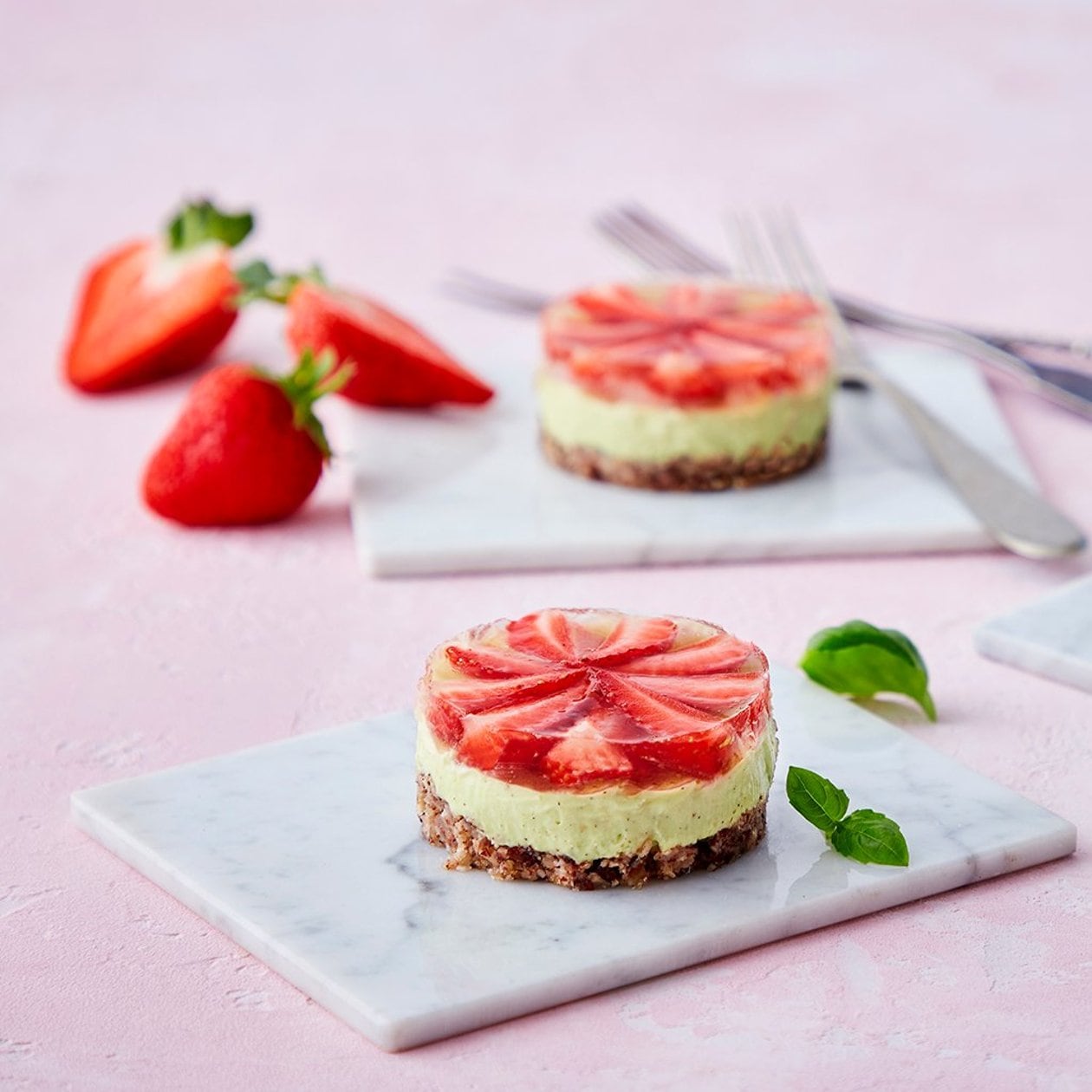 Frø- og nøttecrunch med basilikumkrem, jordbær og lakrisgele – - Oppskrift