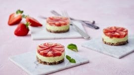 Frø- og nøttecrunch med basilikumkrem, jordbær og lakrisgele Frø- og nøttecrunch med basilikumkrem, jordbær og lakrisgele