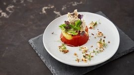Frøkjeks med langtidsbaktetomateri tomatgelé og vegansk løkmajones Frøkjeks med langtidsbaktetomateri tomatgelé og vegansk løkmajones