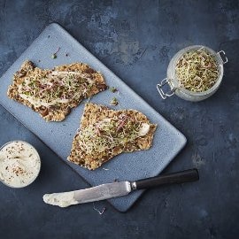 Frøknekkebrød av skudd og spirer med røkt krem Frøknekkebrød av skudd og spirer med røkt krem