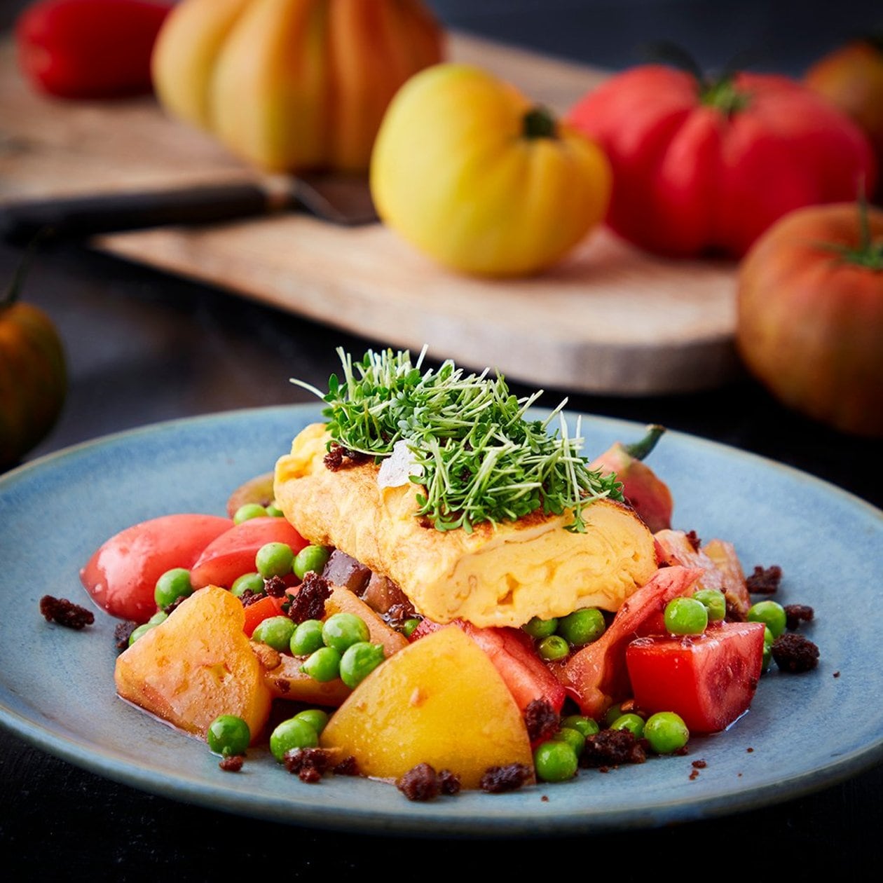 Karseomelett med syltet tomat, ferske bondebønner og quinoacrunch – Oppskrift