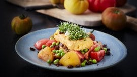 Karseomelett med syltet tomat, ferske bondebønner og quinoacrunch Karseomelett med syltet tomat, ferske bondebønner og quinoacrunch
