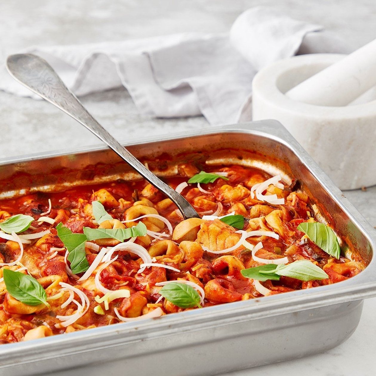 Middelhavspanne med fisk & tortellini – - Oppskrift