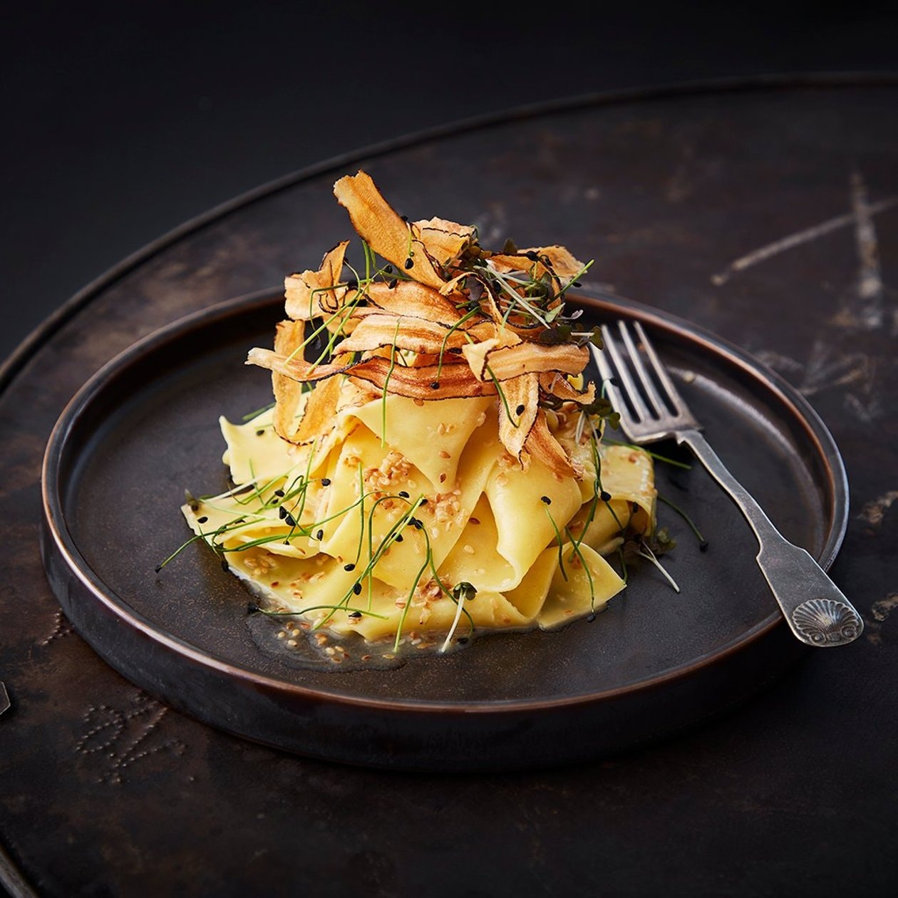 Pappardelle i sitrusjuice med skorsonerrot og sesam – - Oppskrift