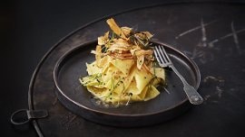 Pappardelle i sitrusjuice med skorsonerrot og sesam Pappardelle i sitrusjuice med skorsonerrot og sesam
