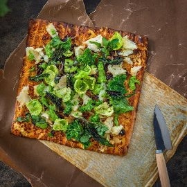 Pizza med bakt sellerirot, sopp og grønnkålspesto Pizza med bakt sellerirot, sopp og grønnkålspesto