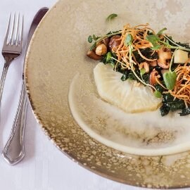 Bakt selleri med brunet smør, bladkål og eple Bakt selleri med brunet smør, bladkål og eple