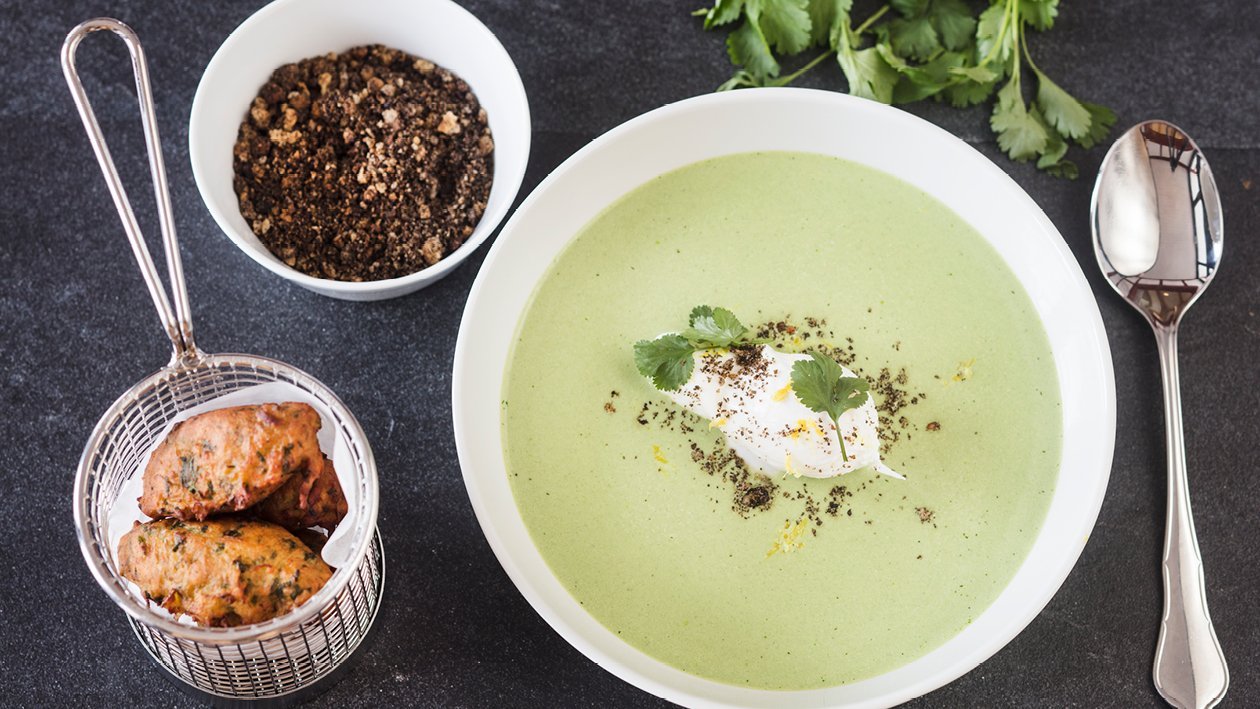 Brenneslesuppe med posjerte egg og OnionBahji – - Oppskrift Brenneslesuppe med posjerte egg og OnionBahji – - Oppskrift