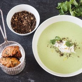 Brenneslesuppe med posjerte egg og OnionBahji Brenneslesuppe med posjerte egg og OnionBahji