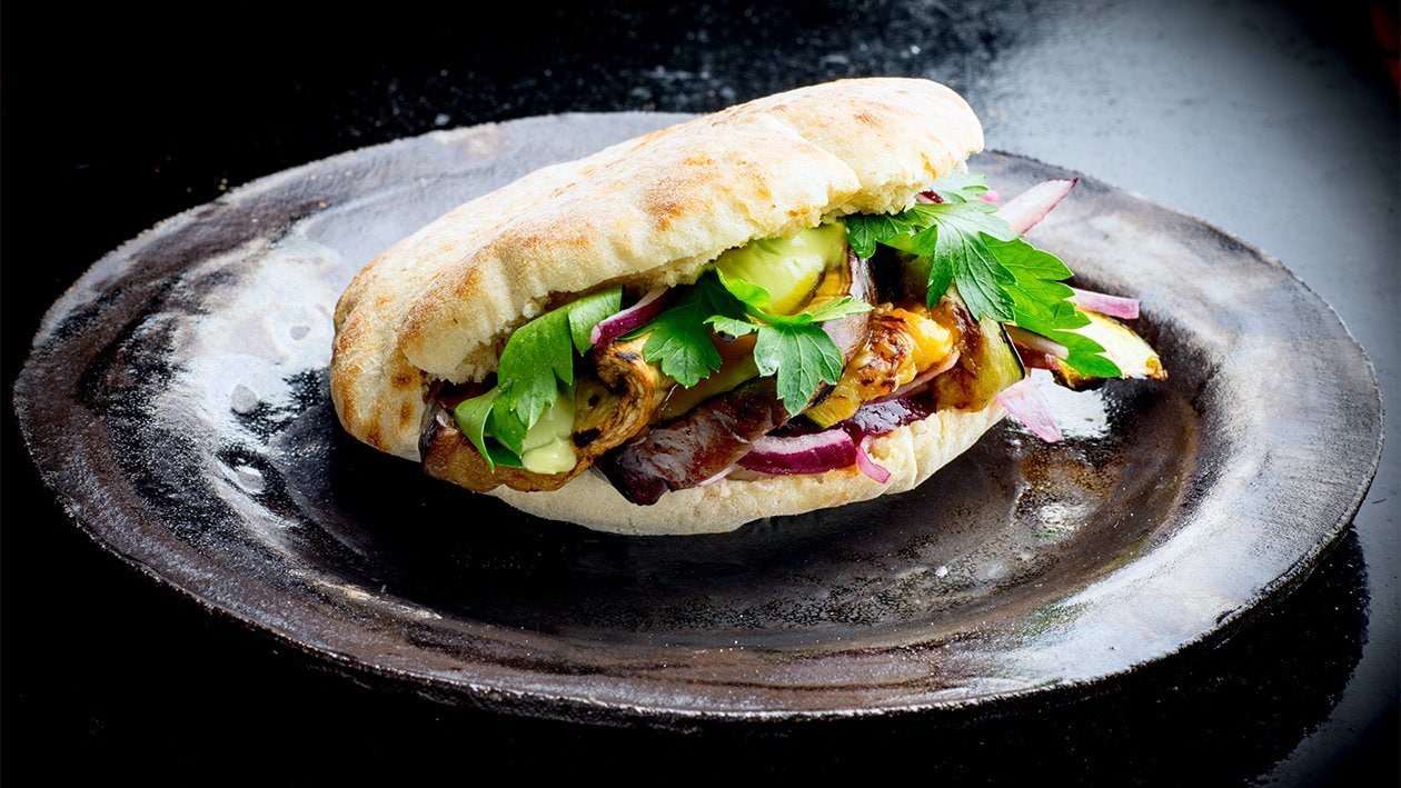 Grillede grønnsaker, pitabrød og avocadomajones