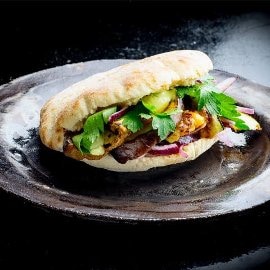 Grillede grønnsaker, pitabrød og avocadomajones