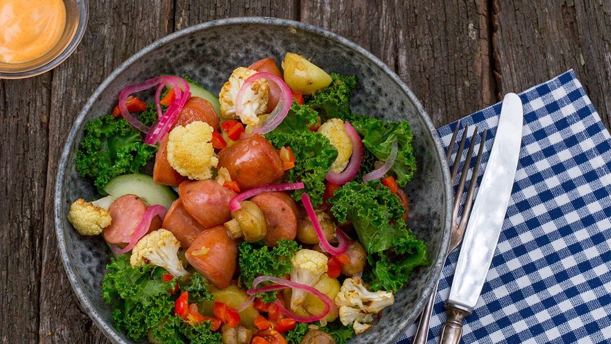 Grønnkålsalat med bratwurst, poteter, stekt blomkål, sopp og røkt chilidressing – Oppskrift