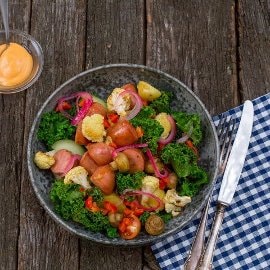 Grønnkålsalat med bratwurst og røkt chilidressing Grønnkålsalat med bratwurst og røkt chilidressing
