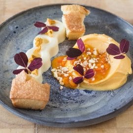Hvit sjokoladekrem med brunet smør, tindved-is og hasselnøttekake Hvit sjokoladekrem med brunet smør, tindved-is og hasselnøttekake