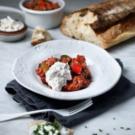 Linse- og bønnegryte med røkt chili og geiteyoghurt Linse- og bønnegryte med røkt chili og geiteyoghurt