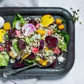 Mathavresalat med agurk- og reddikpickles 'og pepperrotdressing Mathavresalat med agurk- og reddikpickles 'og pepperrotdressing