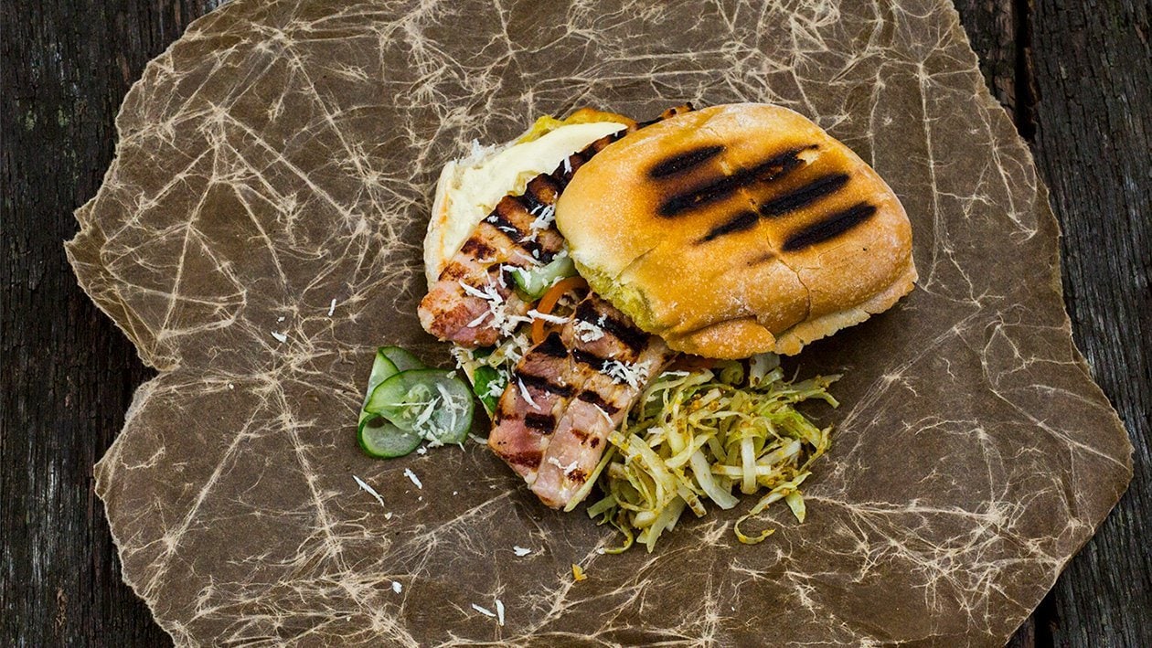 Sandwich med sideflesk, pepperrot, bakt hvitkål, sylteagurk og dijondressing – - Oppskrift