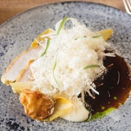 Stekt vårkylling med saltristet sellerirot, endiver og kyllingsjy Stekt vårkylling med saltristet sellerirot, endiver og kyllingsjy