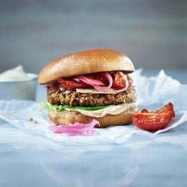 Vegetarhamburger fra Skandinavia med ristet gulrot og korngryn Vegetarhamburger fra Skandinavia med ristet gulrot og korngryn