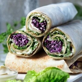 Wraps på pannebrød med rødkålsalat Wraps på pannebrød med rødkålsalat
