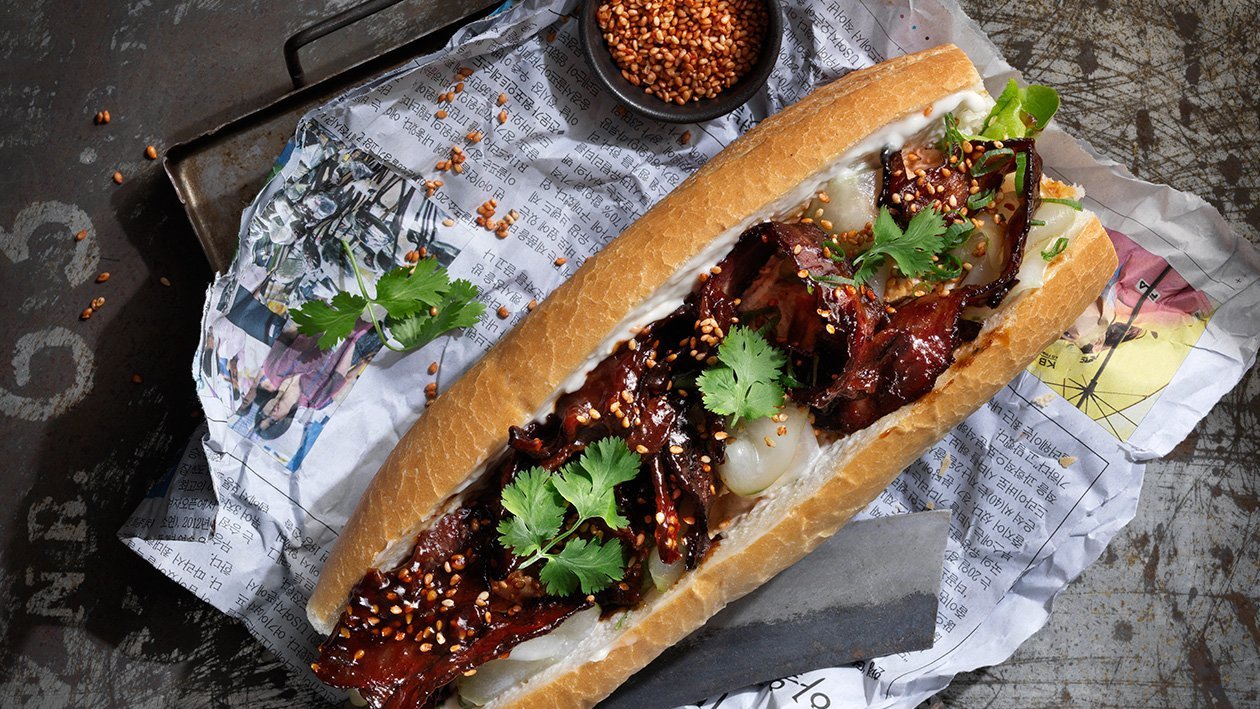 Banh mi med hoisinbacon, kyllingsalat og koriander – - Oppskrift