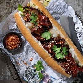 Banh mi med hoisinbacon, kyllingsalat og koriander Banh mi med hoisinbacon, kyllingsalat og koriander