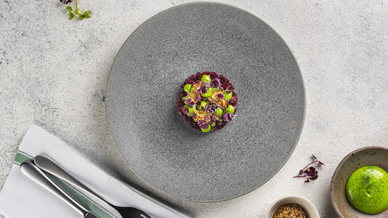 Rødbetetartar med grov sennep, bringebæreddik og persillemajones
