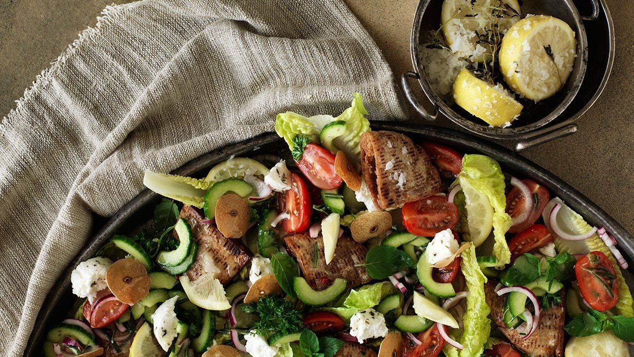 Fattoush – Sprø salat med fritert pita og syltet sitron – Oppskrift
