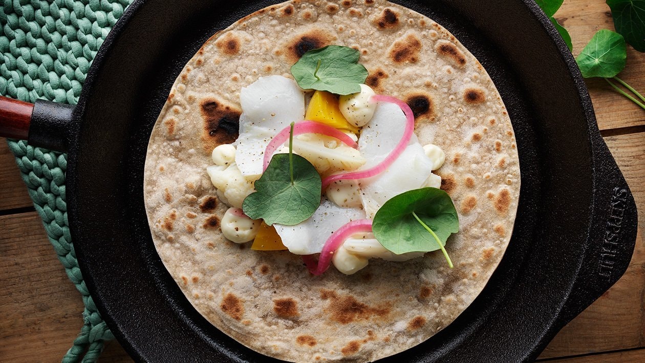 Flatbrød med torsk, sitronmajones, pickels og brønnkarse