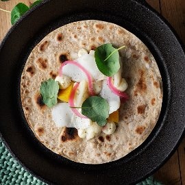 Flatbrød med torsk, sitronmajones, pickels og brønnkarse