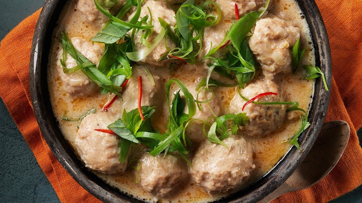 Kyllingkjøttboller med thai panang-saus – - Oppskrift