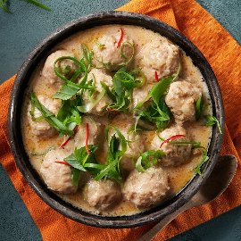Kyllingkjøttboller med thai panang-saus Kyllingkjøttboller med thai panang-saus